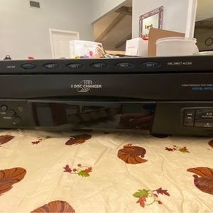 5 disc changer You can place 5 cd In machine to play different artists